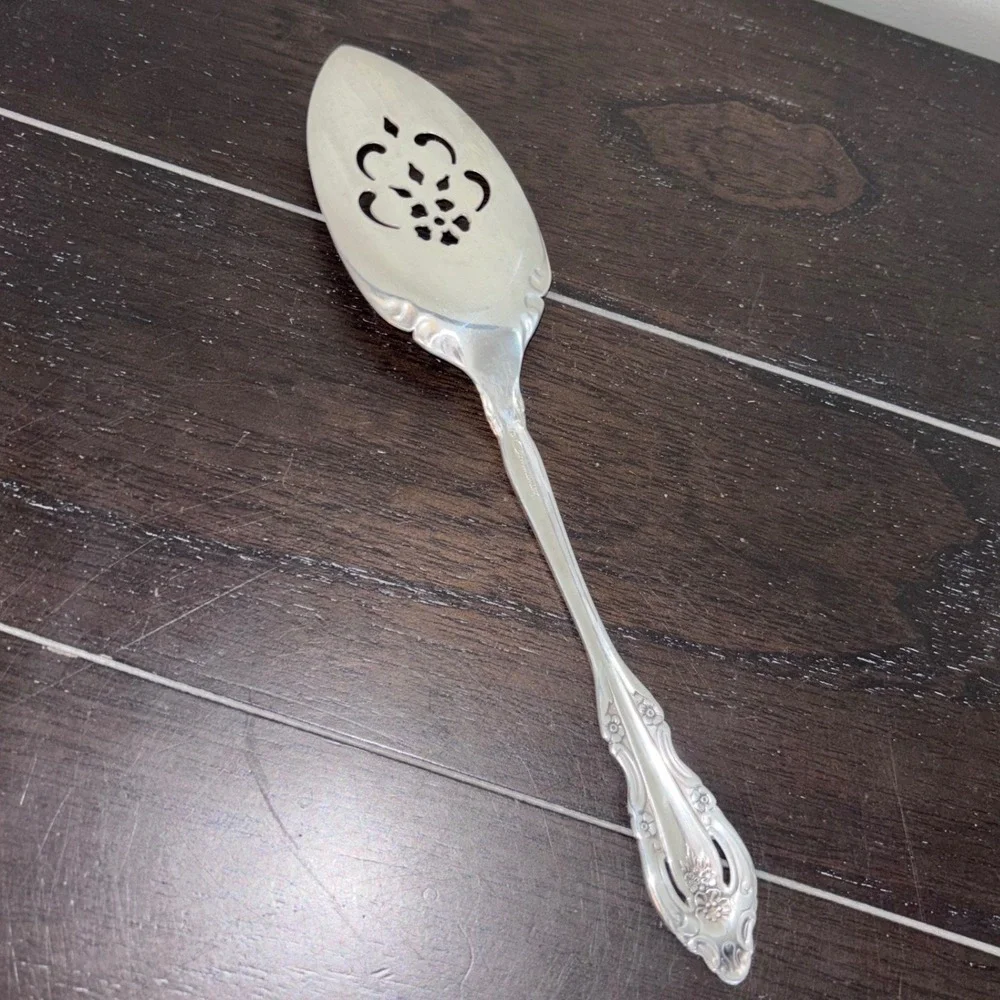 Oneida Community‎ | Silver Artistry | Silverplate, 1965 | Pierced Pie Server